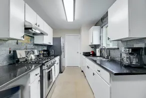 Clean, Comfortable Home on the Greenbelt - Image 5