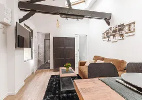 Beautiful single-story guest house 12 minutes from Paris - Image 3