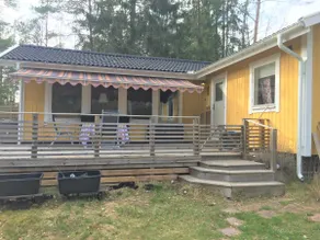 Family-friendly cottage plus guest house near lake. - Image 3