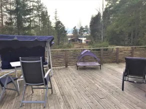 Family-friendly cottage plus guest house near lake. - Image 2