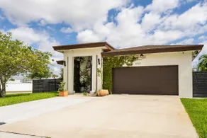 Tropical Green Home in Hollywood, Florida - Image 3