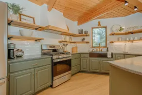 Private, Modern 4 Bedroom Lakefront Escape - Image 3