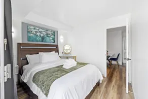 Newly Renovated 2bd/1ba with Balcony in Waikiki ! - Image 3