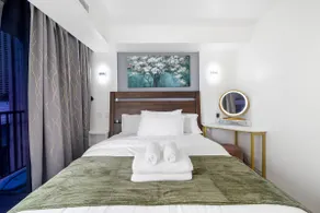 Newly Renovated 2bd/1ba with Balcony in Waikiki ! - Image 2