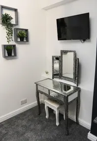 Cheerful 4-bedroom home in Sheffield - Image 5
