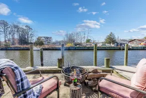 Sunny Spacious Waterfront – Newly Renovated Home - Image 3