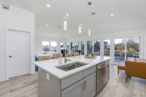 Sunny Spacious Waterfront – Newly Renovated Home - Image 2