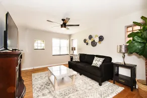 Cozy 1 bedroom apartment with street parking - Image 3