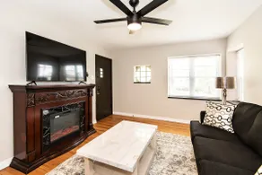 Cozy 1 bedroom apartment with street parking - Image 2