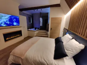 LA BULLE ROMANTIQUE, Suite avec jacuzzi privatif - Image 2