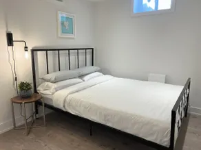 Modern Private Suite By Subway w Free Parking - Image 2