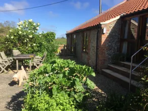 Lovely 4 bed Norfolk Barn with Garden near Beach - Image 4