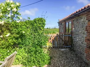 Lovely 4 bed Norfolk Barn with Garden near Beach - Image 5
