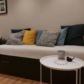 Cozy 1-bedroom apartment with free parking - Image 2