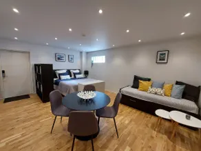 Cozy 1-bedroom apartment with free parking - Image 5