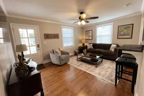 Perfect 2 bed, remodeled home in quaint Pendleton - Image 4