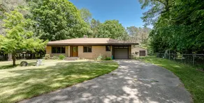 Cozy Remodeled 3BR Getaway Near Scenic Beaches! - Image 2