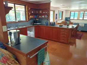 Pet-friendly, 3 bedroom house, large fenced yard - Image 5