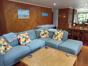 Pet-friendly, 3 bedroom house, large fenced yard - Image 3