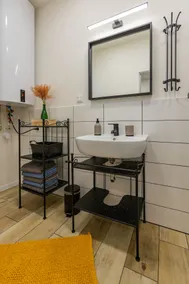 Sunny Apartment With Free Parking - Image 5