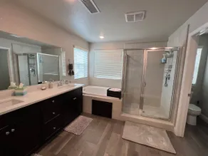 Modern 3 BD home in gated community w/pool access - Image 4