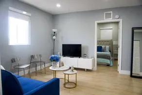 Lovely, renovated 1 bedroom unit - Image 2