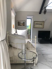 Spacious, level, luxury home with log burner - Image 4