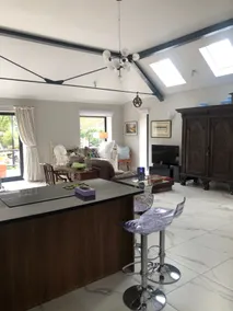 Spacious, level, luxury home with log burner - Image 3