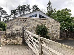 Beautiful 2 bedroom single storey dwelling - Image 2