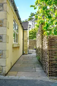 Beautiful 2 bedroom single storey dwelling - Image 3