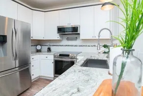 Newly Renovated 3 Bedroom Condo 10 Min to Beach - Image 5