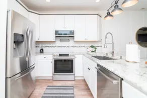 Newly Renovated 3 Bedroom Condo 10 Min to Beach - Image 4