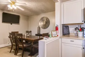Bright 4 Bedroom 5 minutes from downtown Salina - Image 3