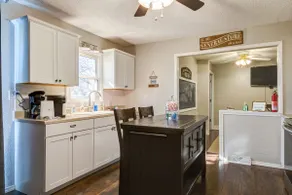 Bright 4 Bedroom 5 minutes from downtown Salina - Image 5
