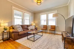 Cozy and Charming 3 Bed, 2 Bath Home - Close to BJC - Image 3