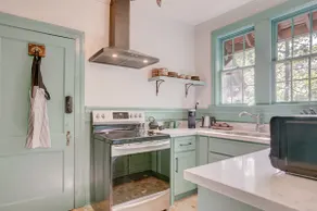 “Olive”-Glam Apt. in Belhaven-1 king/2 twin-for 4 - Image 4
