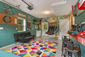 The Red Lodge - Unique Gem Near Lakes with Game Room and Hot Tub! - Image 4