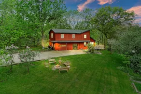 The Red Lodge - Unique Gem Near Lakes with Game Room and Hot Tub! - Image 5
