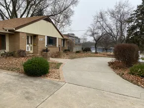 Newly Remodeled Brick Home with wall Sculptures by the Airport - Image 5