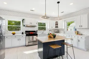 Sprawling Modern Home Minutes from Beach - Image 3