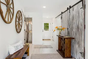 Sprawling Modern Home Minutes from Beach - Image 4