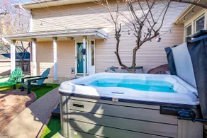 Urban Oasis w/ Hot Tub - Cozy Stylish Loft - Image 5