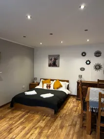 Adorable 1-bedroom home with free parking. - Image 2