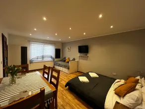 Adorable 1-bedroom home with free parking. - Image 3