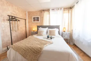 Warm house with free parking on site - Image 4