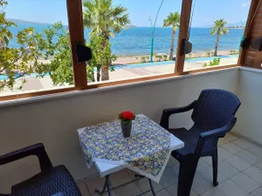 Duplex by the beach with garden - Image 2