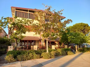 Duplex by the beach with garden - Image 3