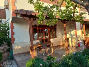 Duplex by the beach with garden - Image 5