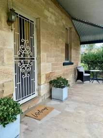 Guests give 5star reviews-cleanliness/location ! 2min walk to town. Dog friendly - Image 3