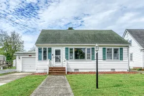 Adorable Beach Cottage Just Steps From Town & Bay - Image 3